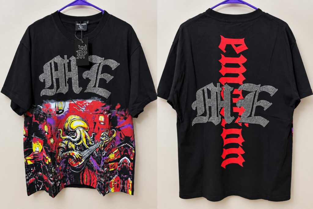 Camisa negra estampada – letras grises y rojas