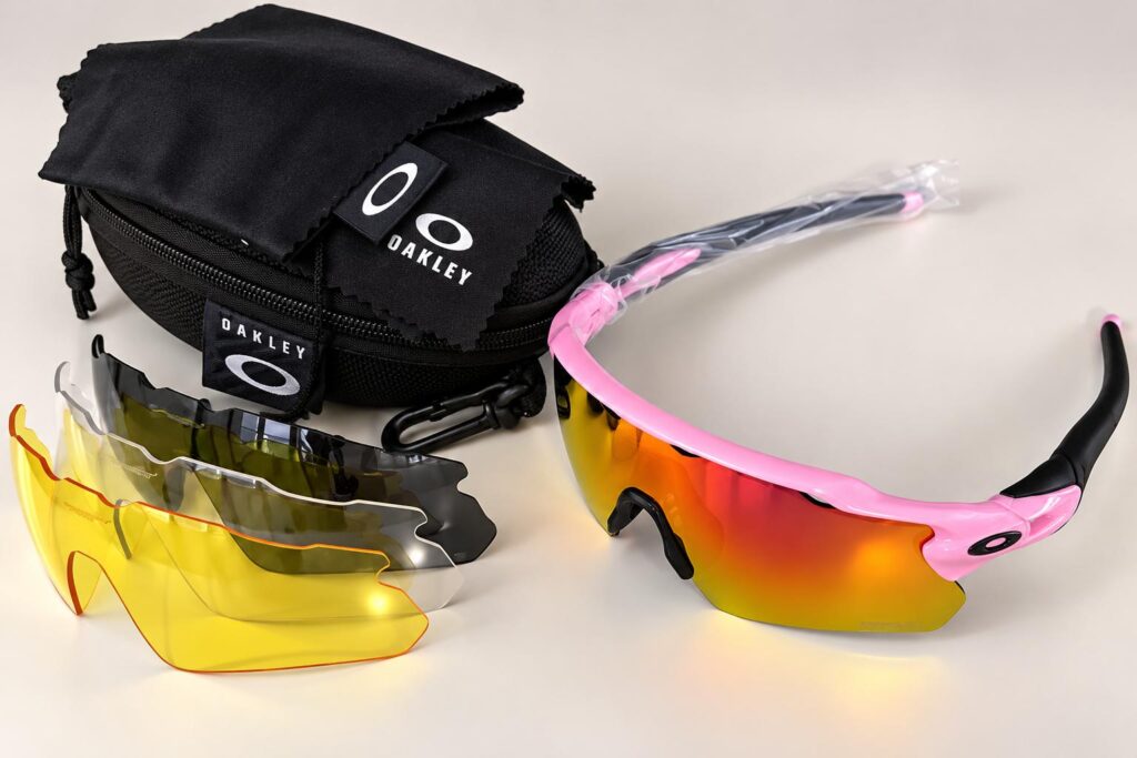 Gafas deportivas Oakley transparente y rosado
