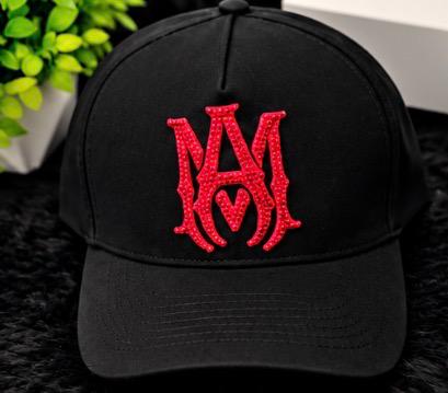 Gorra negra bordado rojo